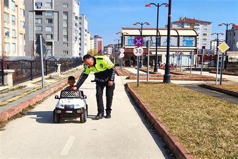 Trafik ekiplerinden çocuklara uygulamalı eğitim – Kastamonu Gazetesi – Kastamonu ve Bölge Haberleri